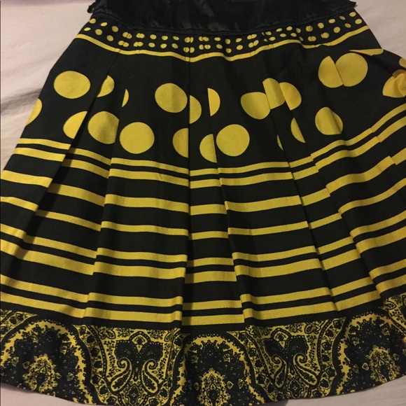BLACK AND YELLOW PLEATED SKIRT - Picture 2 of 2